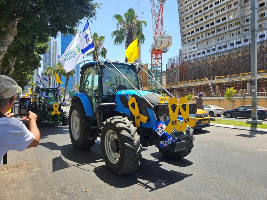 סמלי חטופים, דגלים צהובים, דגלי ישראל ודגל התנועה הקיבוצית (צילום: מאיה רונן)