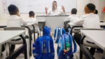 מורה ותלמידים בבית ספר חרדי בשכונת נווה יעקב בירושלים (צילום: יונתן זינדל, פלאש 90)