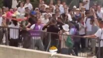 מתוך הסרטון הוויראלי שבו נתי הנדרי תועד מגן על נער ערבי בירושלים (צילום: מסך)