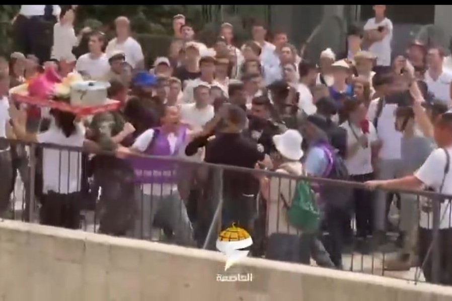מתוך הסרטון הוויראלי שבו נתי הנדרי תועד מגן על נער ערבי בירושלים (צילום: מסך) מתוך הסרטון הוויראלי שבו נתי הנדרי תועד מגן על נער ערבי בירושלים (צילום: מסך)