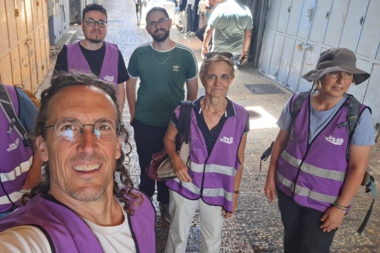 נתי הנדרי (משמאל למטה) ופעילים נוספים בתנועת 'עומדים ביחד' (צילום: פרטי)