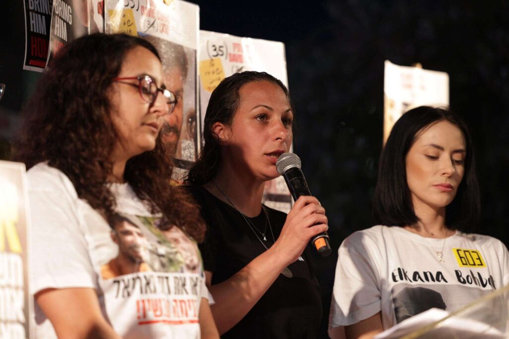 רבקה בוחבוט, לישי מירן-לביא ושרון אלוני קוניו (צילום: אלון גלבוע, מטה המשפחות להחזרת החטופים)