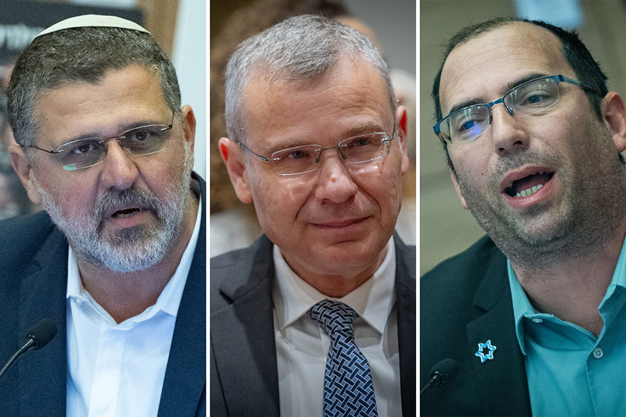 יו"ר ועדת החוקה ח"כ שמחה רוטמן, שר המשפטים יריב לוין וח"כ אביחי בוארון (צילומים: פלאש90) יו"ר ועדת החוקה ח"כ שמחה רוטמן, שר המשפטים יריב לוין וח"כ אביחי בוארון (צילומים: פלאש90)