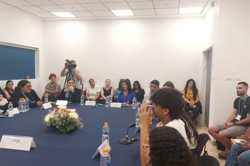 פאנל תלמידים בכנס שדרות (צילום: מיכל מרנץ) פאנל תלמידים בכנס שדרות (צילום: מיכל מרנץ)