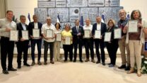 נציגי האגודה והרשויות המובילות בבית הנשיא (צילום: קובי גדעון/לע"מ)