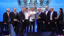 הזוכה בחידון התנ"ך, אלעד יניר מישראל, לצד ראש הממשלה, יו"ר הקואליציה ושר החינוך (צילום: מירי שמעונוביץ, לע"מ)
