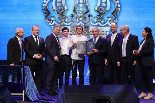 הזוכה בחידון התנ"ך, אלעד יניר מישראל, לצד ראש הממשלה, יו"ר הקואליציה ושר החינוך (צילום: מירי שמעונוביץ, לע"מ)