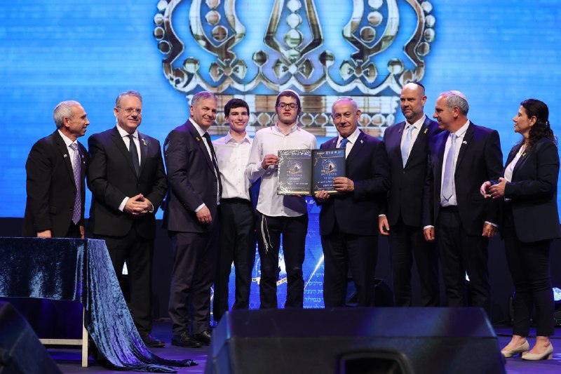 הזוכה בחידון התנ"ך, אלעד יניר מישראל, לצד ראש הממשלה, יו"ר הקואליציה ושר החינוך (צילום: מירי שמעונוביץ, לע"מ) הזוכה בחידון התנ"ך, אלעד יניר מישראל, לצד ראש הממשלה, יו"ר הקואליציה ושר החינוך (צילום: מירי שמעונוביץ, לע"מ)