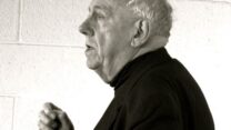 אלסדייר מקינטאייר (צילום: ויקימדיה)