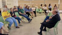 מבקר המדינה מתניהו אנגלמן במפגש עם תושבי ניר עוז (צילום: דוברות המבקר)
