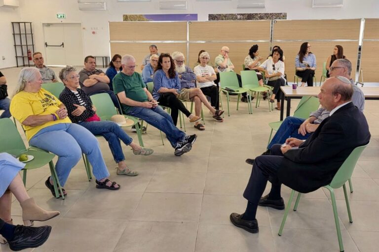 מבקר המדינה מתניהו אנגלמן במפגש עם תושבי ניר עוז (צילום: דוברות המבקר)