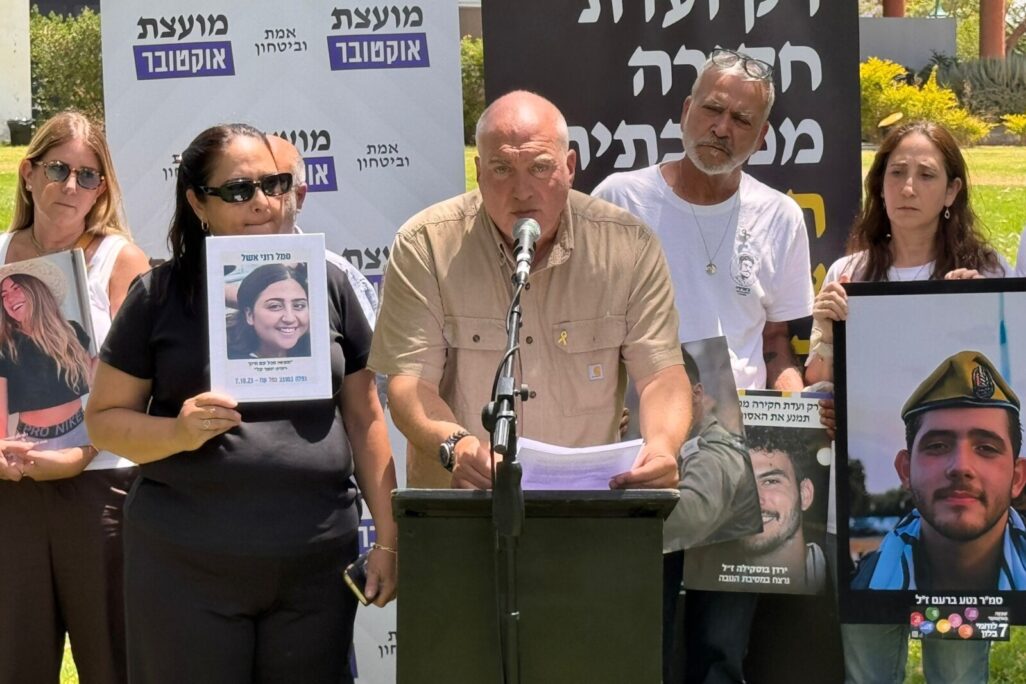 איל אשל, אביה של רוני אשל ז״ל התצפיתנית ממוצב נחל עוז (צילום: מועצת אוקטובר) איל אשל, אביה של רוני אשל ז״ל התצפיתנית ממוצב נחל עוז (צילום: מועצת אוקטובר)