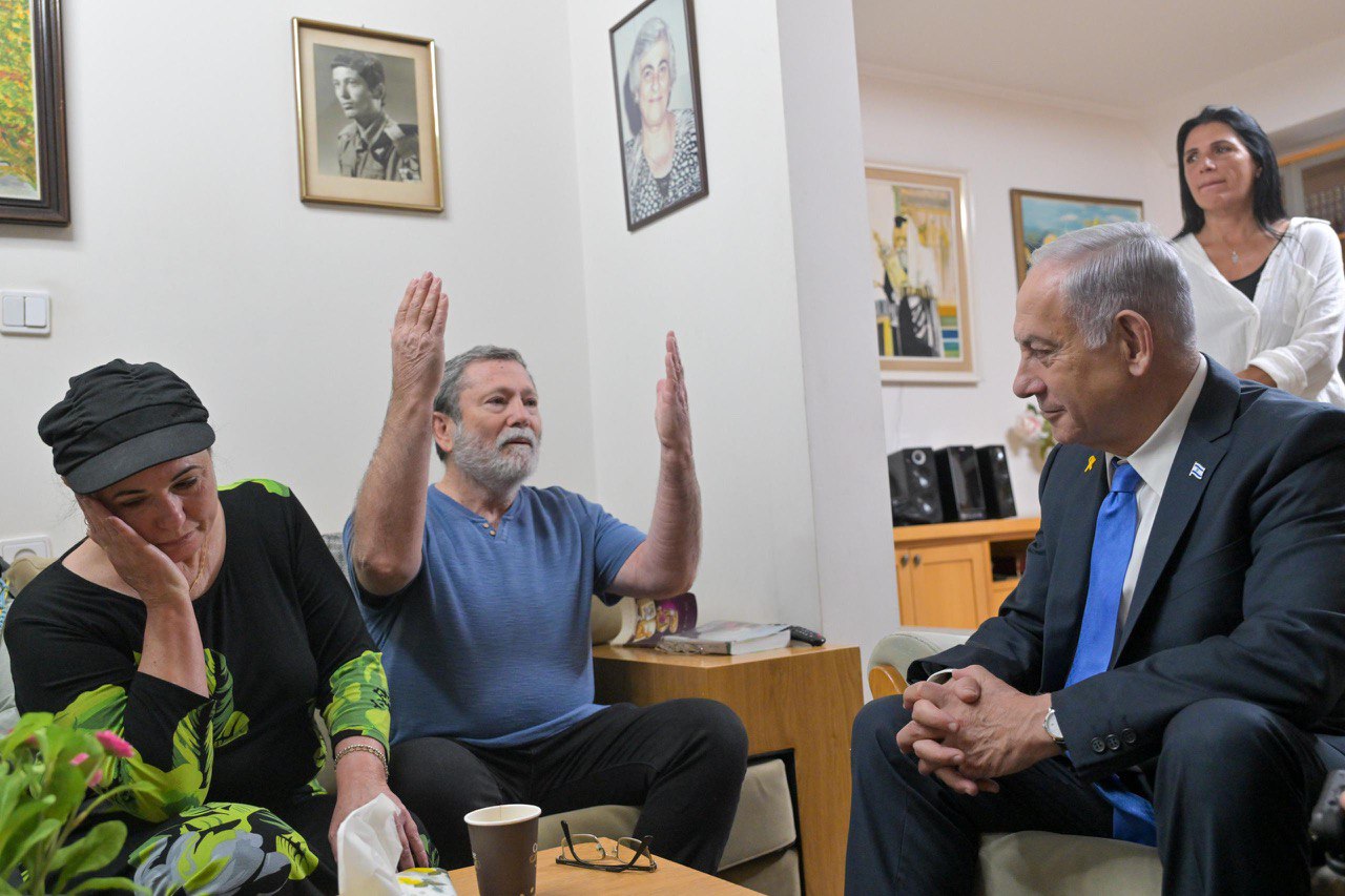 ראש הממשלה נתניהו מבשר למשפחת פלדמן על השבת בנם צבי פלדמן ז"ל ארצה (צילום: לע"מ)
