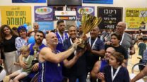 דותן מישר עם הגביע (צילום: קרן איזקסון)