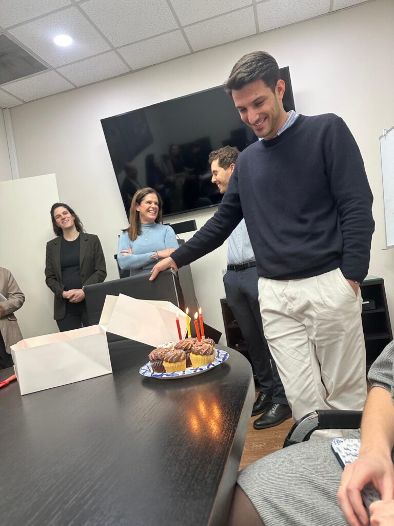חגיגת יום הולדת לירון לישינסקי ז"ל בשגרירות (צילום: מאלבום פרטי)