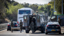 כוחות הביטחון בכביש 232 סמוך לקיבוץ מפלסים ב-7 באוקטובר 2023 (צילום: אורן בן חקון / פלאש90)