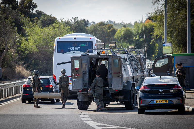 כוחות הביטחון בכביש 232 סמוך לקיבוץ מפלסים ב-7 באוקטובר 2023 (צילום: אורן בן חקון / פלאש90) כוחות הביטחון בכביש 232 סמוך לקיבוץ מפלסים ב-7 באוקטובר 2023 (צילום: אורן בן חקון / פלאש90)