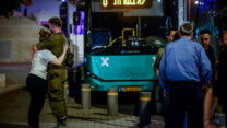 משרתי מילואים נפרדים מיקיריהם לקראת יציאה לסבב מילואים (תמונת ארכיון: חיים גולדברג / פלאש90)