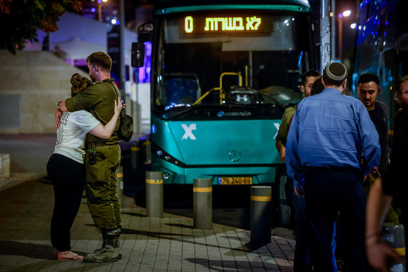 משרתי מילואים נפרדים מיקיריהם לקראת יציאה לסבב מילואים (תמונת ארכיון: חיים גולדברג / פלאש90) משרתי מילואים נפרדים מיקיריהם לקראת יציאה לסבב מילואים (תמונת ארכיון: חיים גולדברג / פלאש90)