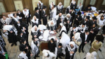 תפילות בקבר רבי שמעון בר יוחאי במירון (צילום: דוד כהן, פלאש90)
