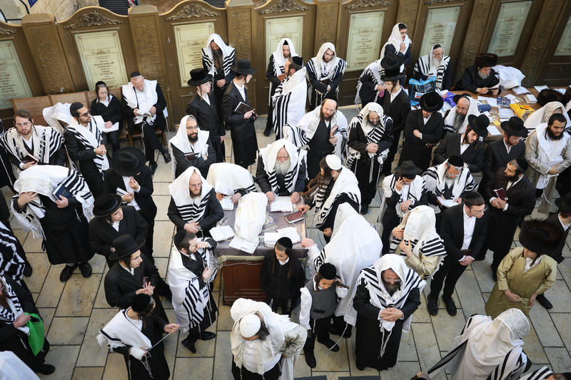 תפילות בקבר רבי שמעון בר יוחאי במירון (צילום: דוד כהן, פלאש90) תפילות בקבר רבי שמעון בר יוחאי במירון (צילום: דוד כהן, פלאש90)