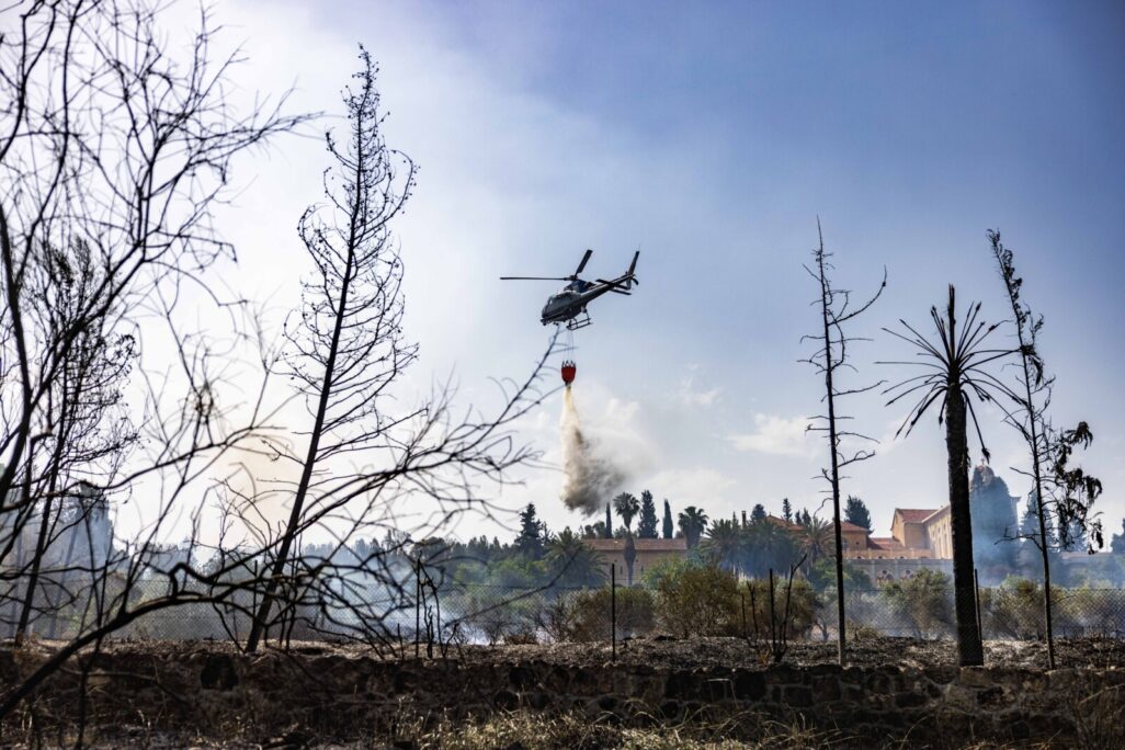 מסוק פועל בכיבוי השריפה בהרי ירושלים (צילום: חיים גולדברג, פלאש90) מסוק פועל בכיבוי השריפה בהרי ירושלים (צילום: חיים גולדברג, פלאש90)