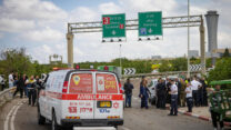 כוחות ההצלה סמוך לזירת נפילת הטיל בנתב"ג ב-4 במאי (צילום: חיים גולדברג/פלאש90)