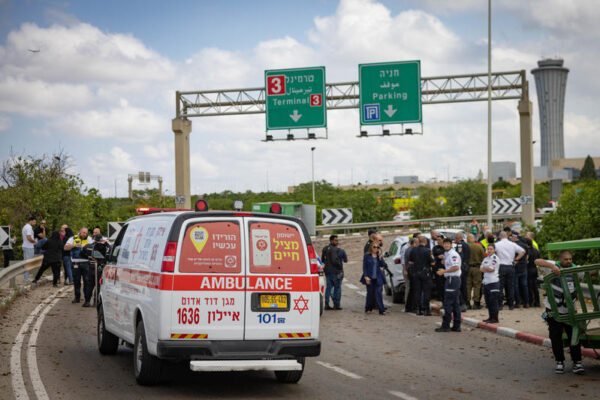 כוחות ההצלה סמוך לזירת נפילת הטיל בנתב"ג ב-4 במאי (צילום: חיים גולדברג/פלאש90)