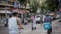 רוכבי קורקינט ואופניים חשמליים בתל אביב (צילום: מרים אלסטר/ פלאש90)
