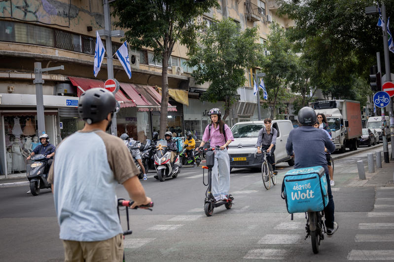 רוכבי קורקינט ואופניים חשמליים בתל אביב (צילום: מרים אלסטר/ פלאש90) רוכבי קורקינט ואופניים חשמליים בתל אביב (צילום: מרים אלסטר/ פלאש90)