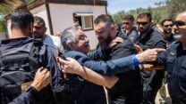 ראש עיריית רהט, טלאל אלקרינאווי צועק לעבר השר לביטחון לאומי, איתמר בן גביר במהלך מבצע אכיפה בעיר לאחר שנתגלה מטען חבלה סמוך לעירייה (צילום: חיים גולדבג/פלאש90)