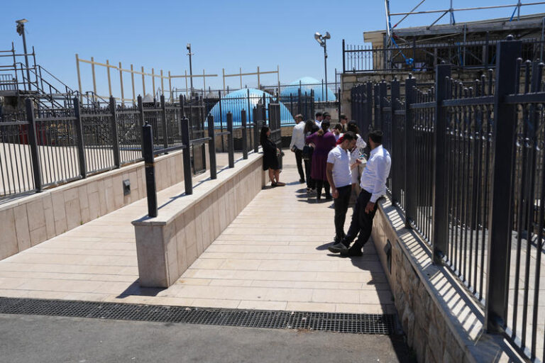 הכנות להילולה בציון קבר רבי שמעון בר יוחאי (צילום: אייל מרגולין / פלאש90)