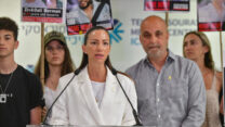 יעל אלכסנדר בהצהרה מבית החולים איכילוב (צילום: אבשלום ששוני/פלאש90)