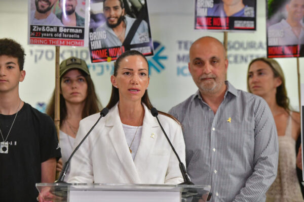 יעל אלכסנדר בהצהרה מבית החולים איכילוב (צילום: אבשלום ששוני/פלאש90)