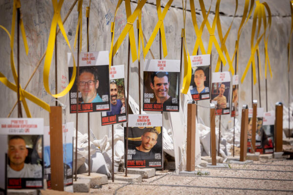 מחאה לשחרור החטופים בכיכר החטופים בת"א (צילום: מרים אלסטר, פלאש90)