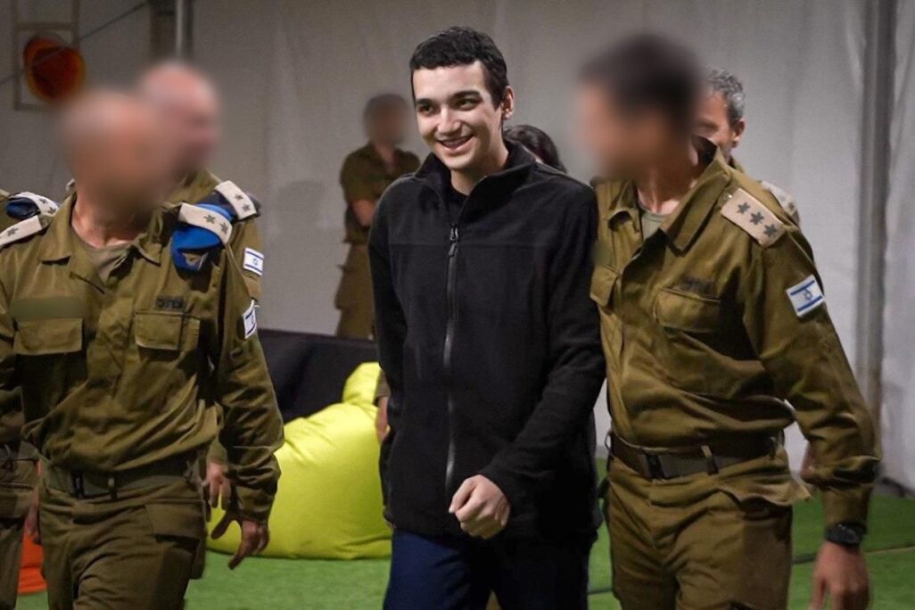 החייל שורד השבי עידן אלכסנדר לאחר שחרורו (צילום: דובר צה״ל)