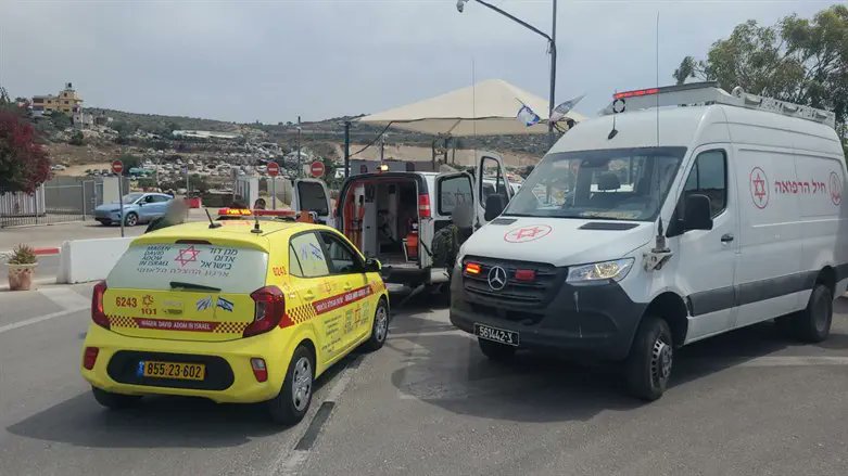 זירת פיגוע ירי ליד מעבר ריחן (צילום: תיעוד מבצעי מד״א) זירת פיגוע ירי ליד מעבר ריחן (צילום: תיעוד מבצעי מד״א)