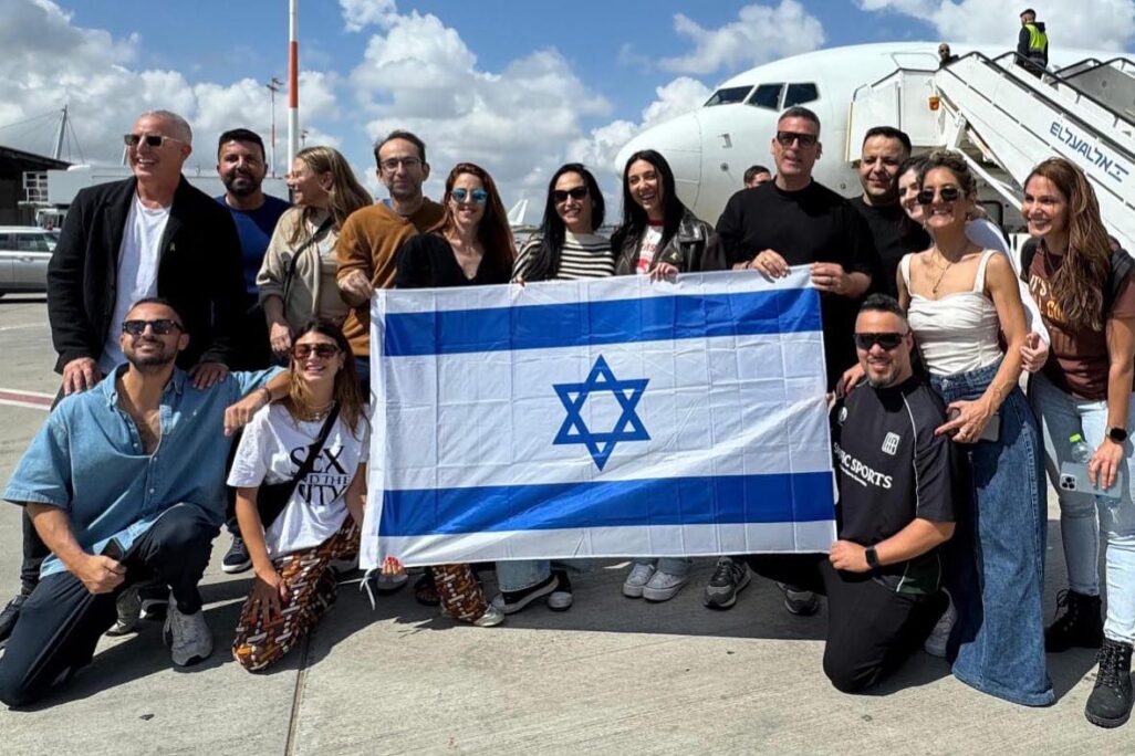 המשלחת הישראלית לאירוויזיון ממריאה לבזל (צילום: דוברות אל על) המשלחת הישראלית לאירוויזיון ממריאה לבזל (צילום: דוברות אל על)