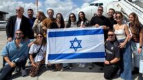 המשלחת הישראלית לאירוויזיון ממריאה לבזל (צילום: דוברות אל על)