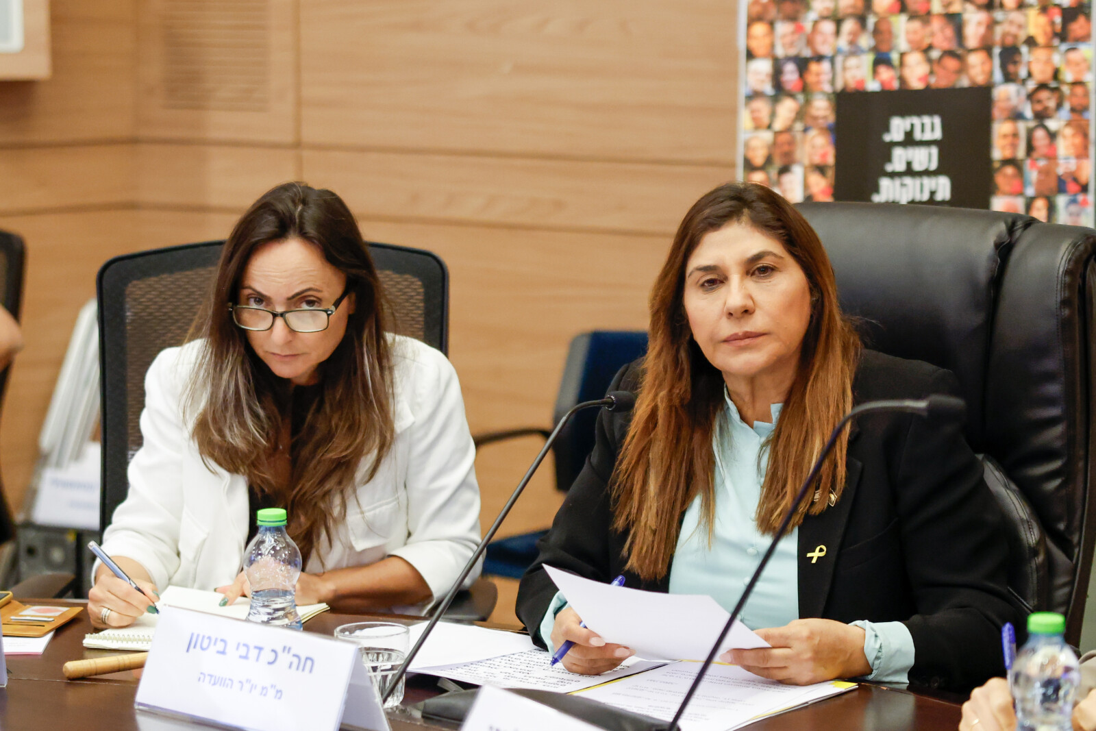 יו"ר ועדת העבודה והרווחה, ח"כ דבי כהן, וסגנית מנהלת הוועדה אורית ארז בדיון (צילום: דוברות הכנסת – נועם מושקוביץ)