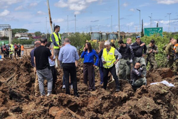 שרת התחבורה מירי רגב וצוותי החירום פועלים בזירת הנפילה בנתב"ג (צילום: השימוש נעשה בהתאם להוראות סעיף 27א' לחוק זכויות יוצרים)