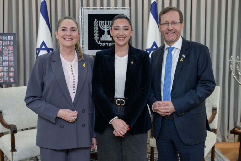 יובל רפאל עם הנשיא יצחק הרצוג ורעייתו מיכל (צילום: מעיין טואף/לע"מ)