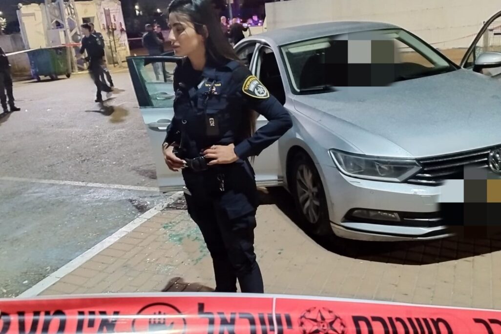 שוטרת בזירת הרצח בלוד (צילום: דוברות המשטרה)