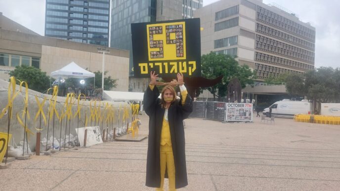 הילה גלילי במיצג מחאה בכיכר החטופים (צילום: מיכל מרנץ)