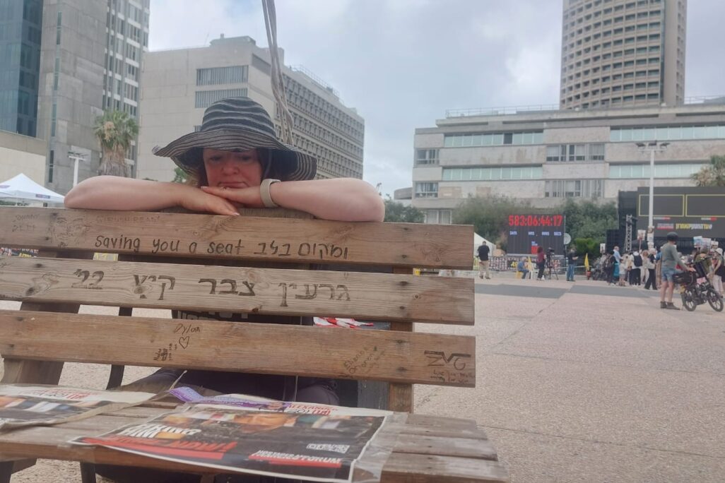 עדי רגב, ליד הספסל שהכין גרעין צבר לכבוד החייל החטוף עידן אלכסנדר, לקראת החזרתו מהשבי (צילום: מיכל מרנץ)