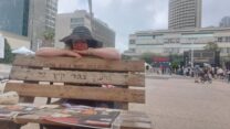 עדי רגב, ליד הספסל שהכין גרעין צבר לכבוד החייל החטוף עידן אלכסנדר, לקראת החזרתו מהשבי (צילום: מיכל מרנץ)