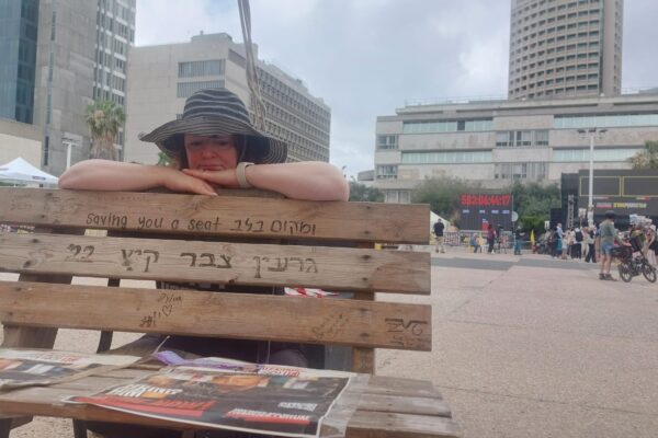 עדי רגב, ליד הספסל שהכין גרעין צבר לכבוד החייל החטוף עידן אלכסנדר, לקראת החזרתו מהשבי (צילום: מיכל מרנץ)