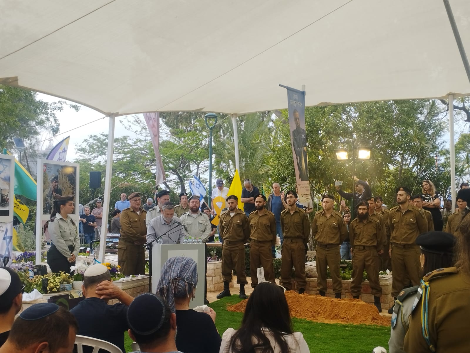 מסע הלוויה של צבי פלדמן ז"ל (צילום: יובל לקח)