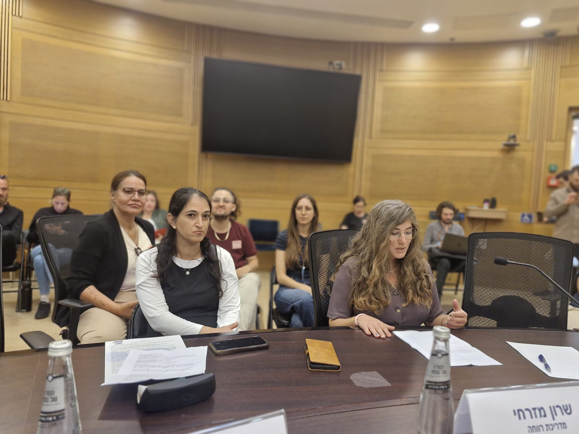 שרון מזרחי (מימין) בהקמת השדולה בכנסת. "אנחנו רוצים איגוד עובדים יציג כדי שיוכל לסייע לנו להשיג את מבוקשנו אל מול הרשויות והמפעילים" (צילום: הדס יום טוב)