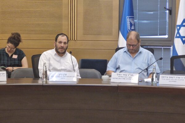 יו"ר השדולה ח"כ עופר כסיף ויו"ר איגוד מדריכי השיקום ערן כהן (צילום: הדס יום טוב)